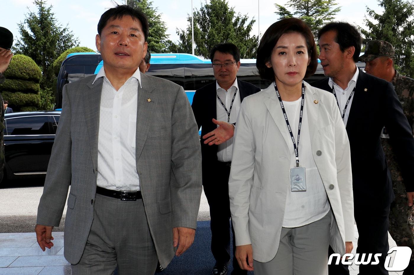 본문 이미지 - 나경원 자유한국당 원내대표와 이철규 국회의원이 12일 강원도 동해시 해군 제1함대 사령부를 방문해 로비로 이동하고 있다. 나 원내대표를 포함한 한국당 '북한 선박입항 은폐·조작 진상조사단'은 이날 북한 목선 삼척항 입항과 관련해 해군 1함대와 육군 23사단 레이더 기지 등 방문할 예정이다. 2019.7.12/뉴스1 ⓒ News1 서근영 기자