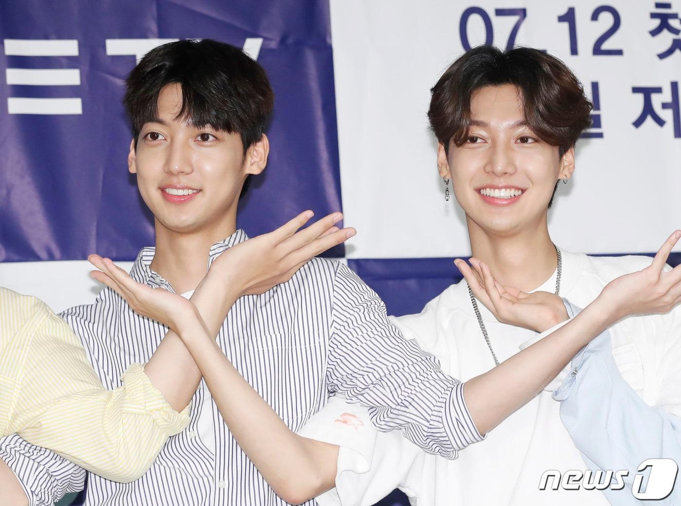 본문 이미지 - 조영민, 조광민 형제가 12일 오후 서울 베스트웨스턴 프리미어 서울가든호텔에서 열린 '예쁘장한 구오즈' 제작발표회에 참석해 포즈를 취하고 있다. ‘예쁘장한 구오즈’는 예쁘게 생긴 남자 아이돌 95년생 동갑내기들의 우정과 고민을 그린 청년 공감 프로젝트다. 2019.7.12/뉴스1 ⓒ News1 권현진 기자