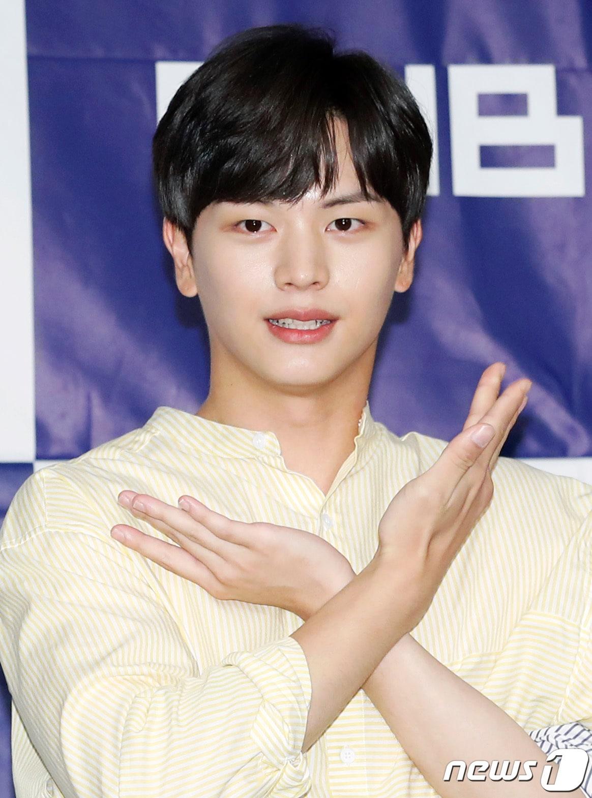 본문 이미지 - 비투비 육성재가 12일 오후 서울 베스트웨스턴 프리미어 서울가든호텔에서 열린 '예쁘장한 구오즈' 제작발표회에 참석해 포즈를 취하고 있다. ‘예쁘장한 구오즈’는 예쁘게 생긴 남자 아이돌 95년생 동갑내기들의 우정과 고민을 그린 청년 공감 프로젝트다. 2019.7.12/뉴스1 ⓒ News1 권현진 기자