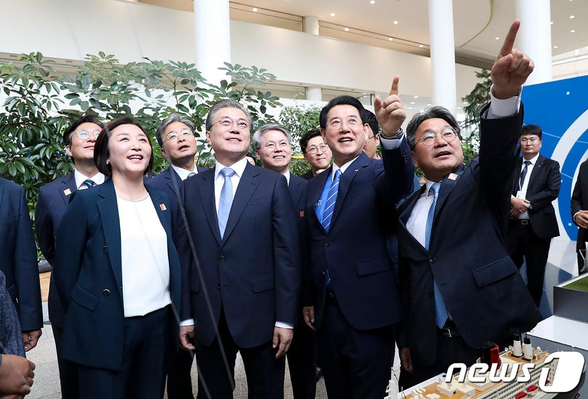본문 이미지 - 문재인 대통령이 지난해 7월12일 전남도청을 방문해 전남 블루이코노미 경제비전 선포식 참석에 앞서 전시물을 살펴보고 있다.(청와대 제공) 2019.7.12/뉴스1