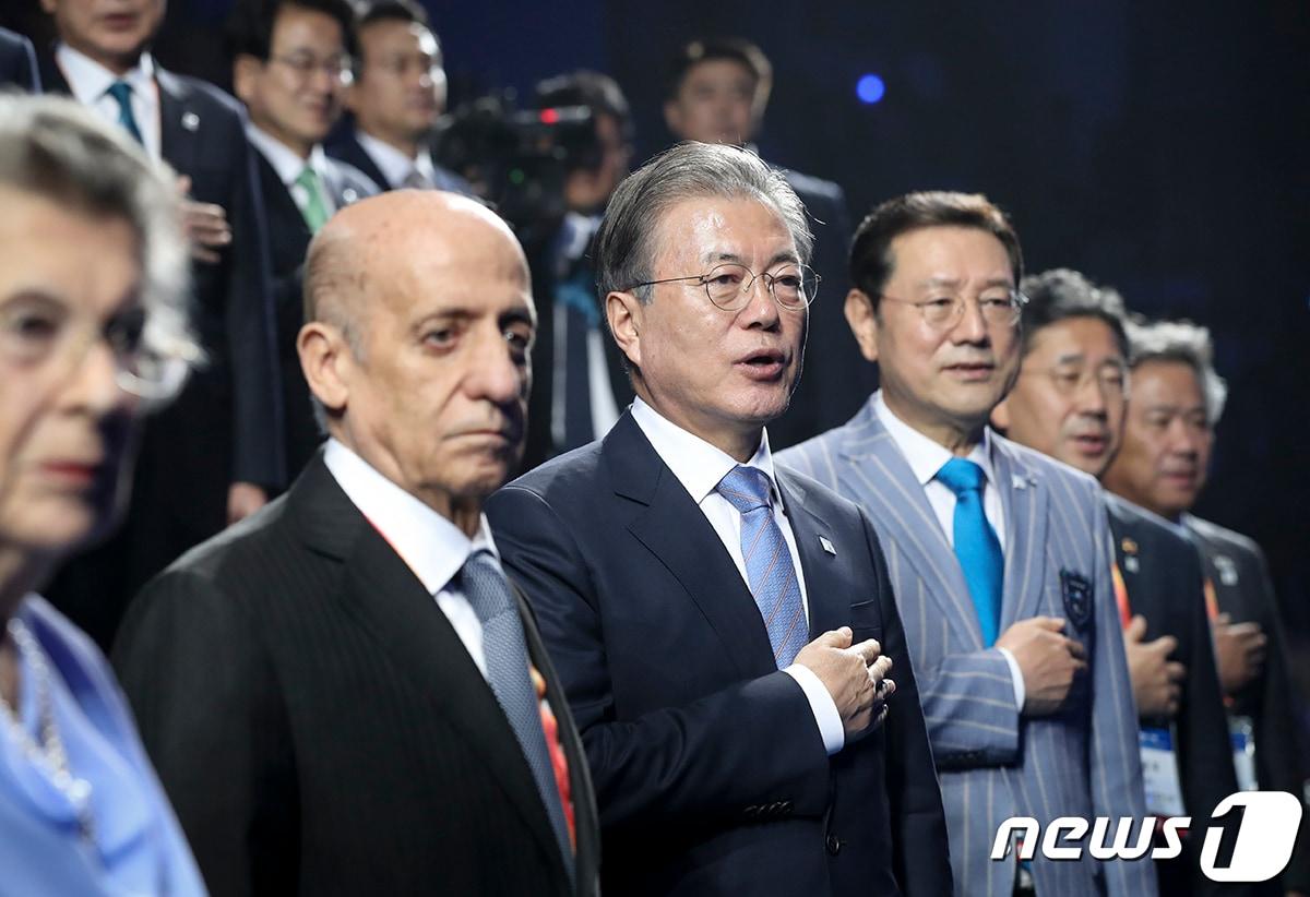 본문 이미지 - 문재인 대통령이 12일 광주 광산구 광주여자대학교에서 열린 '2019 광주 세계수영선수권대회' 개막식에 참석해 애국가를 부르고 있다.(청와대 제공) 2019.7.12/뉴스1