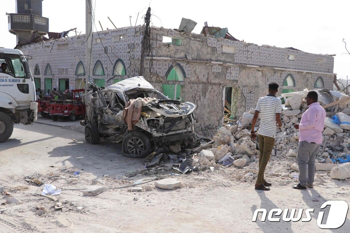 지난 6월 15일(현지시간) 소말리아의 수도 모가디슈에 있는 의회에서 발생한 차량 폭탄 테러로 차량이 파괴된 모습. ⓒ AFP=뉴스1