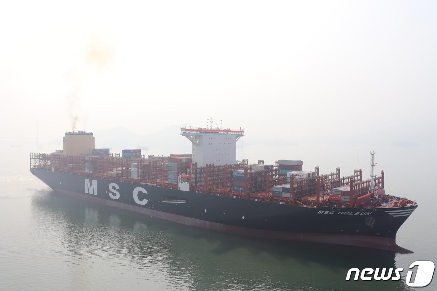 &#39;엠에스씨 굴슨&#39;&#40;MSC GULSUN&#41;이 광양항으로 들어오고 있다. 이 선박은 MSC가 삼성중공업에 발주한 2만3000TEU급 컨테이너선 중 첫 번째 인도선박으로 길이 400m, 폭 61.5m에 20피트&#40;ft&#41; 컨테이너 2만3756개를 한 번에 실어 나를 수 있다.&#40;여수광양항만공사 제공&#41;2019.7.14/뉴스1 ⓒ News1 서순규 기자