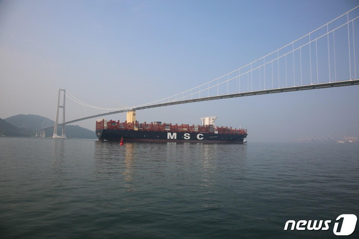 스위스 컨테이너선사의 '엠에스씨 굴슨'(MSC GULSUN)이 이순신대교 아래를 지나 광양항으로 들어오고 있다. (사진은 기사 내용과 관련 없음) ⓒ News1 서순규 기자