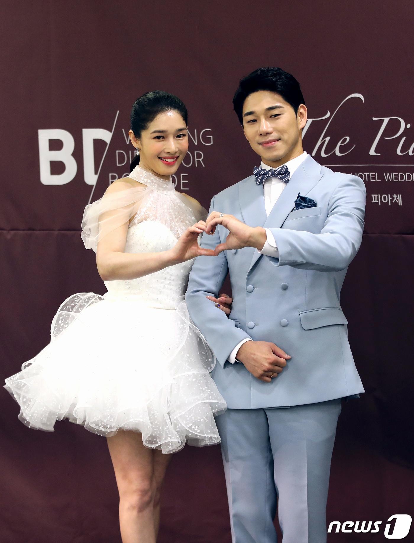 본문 이미지 - 배우 선우선과 무술감독 겸 배우 이수민이 14일 오후 서울 강남구 논현동 뉴힐탑호텔에서 열리는 결혼식에 앞서 기자회견을 열고 포즈를 취하고 있다. 2019.7.14/뉴스1 ⓒ News1 구윤성 기자