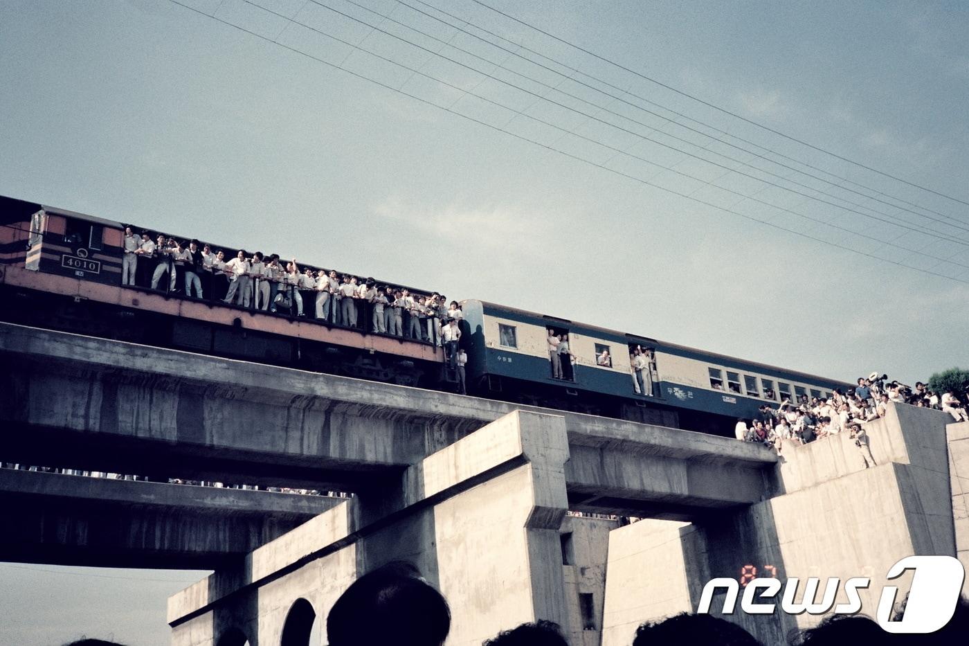 1987년 7월9일 이한열 열사의 장례식이 진행될 당시 운구차량을 지켜보기 위해 기차 밖으로 몸을 내밀고 있는 시민들. (이한열기념사업회 제공) ⓒ 뉴스1