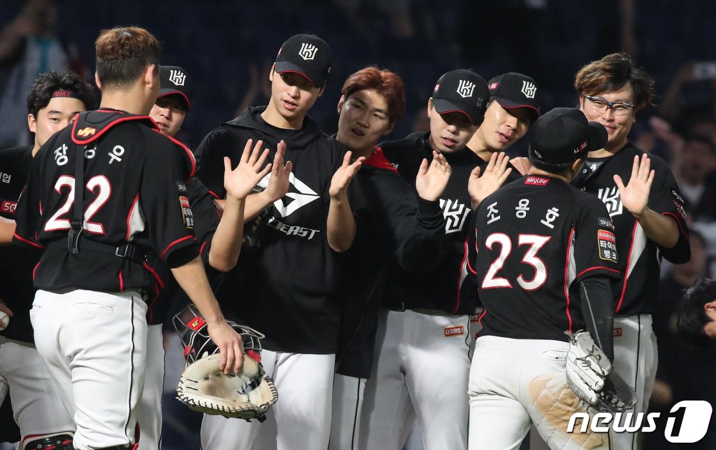 본문 이미지 - 14일 오후 경남 창원NC파크 마산구장에서 열린 프로야구 2019 신한은행 마이카 KBO리그 KT 위즈와 NC 다이노스 경기에서 4 대 1로 승리를 거둔 KT 위즈 선수들이 기쁨을 나누고 있다. 2019.7.14/뉴스1 ⓒ News1 여주연 기자