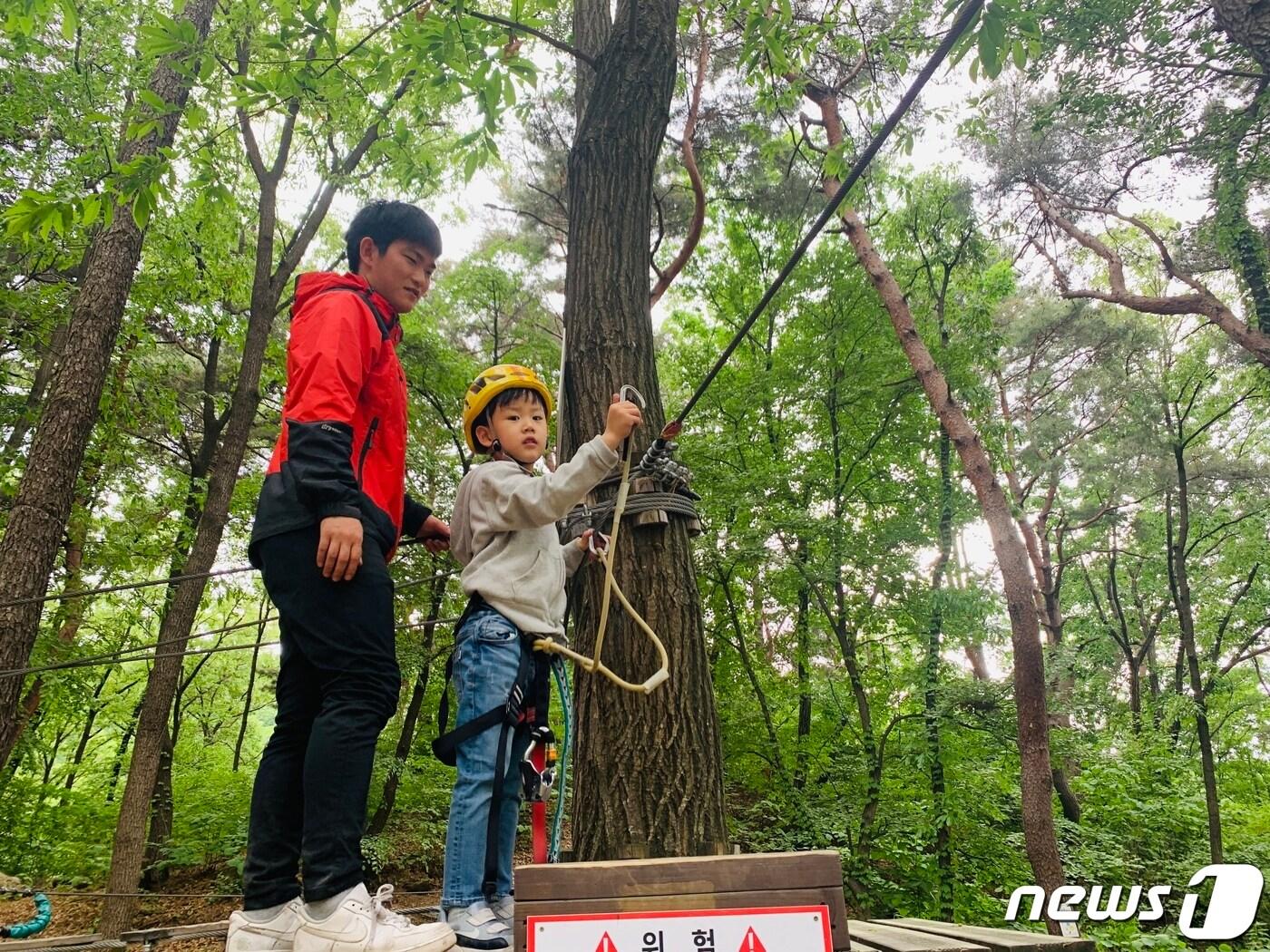 본문 이미지 - 한 어린이가 용인자연휴양림에서 '에코 어드벤처' 프로그램을 즐기고 있다.(용인시 제공) /ⓒ News1 
