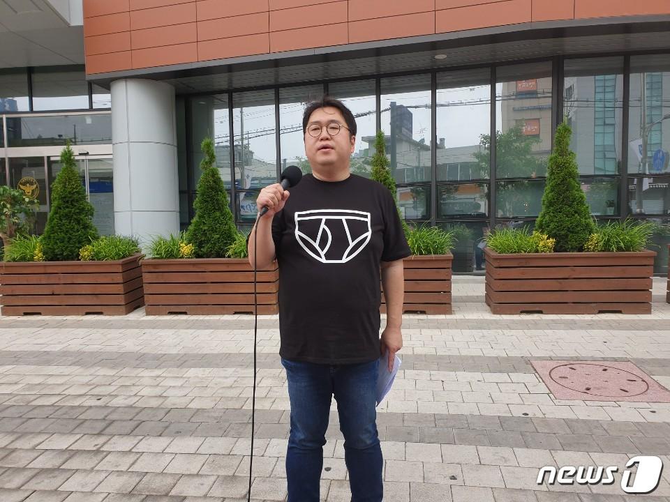 본문 이미지 - 김용민 평화나무 이사장이 15일 서울 광진경찰서 앞에서 입장을 발표하고 있다. 2019.7.15/ⓒ 뉴스1 DB