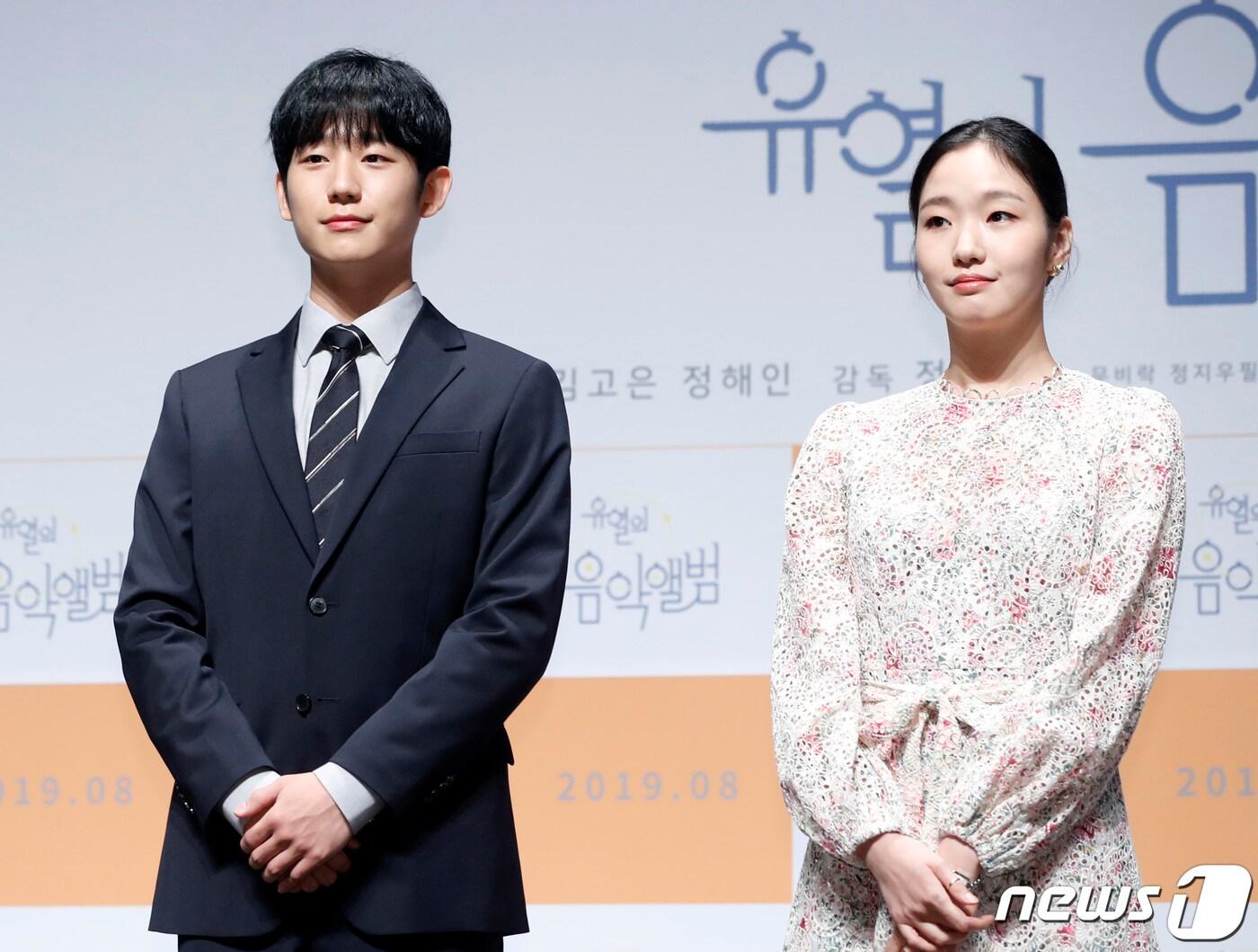 본문 이미지 - 배우 정해인, 김고은(오른쪽)이 15일 오전 서울 강남구 압구정CGV에서 영화 '유열의 음악앨범' 제작보고회에 참석해 인사를 하고 있다. '유열의 음악앨범'은 라디오에서 흘러나온 노래처럼 우연히 만난 두 사람 미수(김고은 분)와 현우(정해인 분)가 오랜 시간 엇갈리고 마주하길 반복하며 서로의 주파수를 맞춰나가는 과정을 그린 작품이다. 2019.7.15/뉴스1 ⓒ News1 권현진 기자