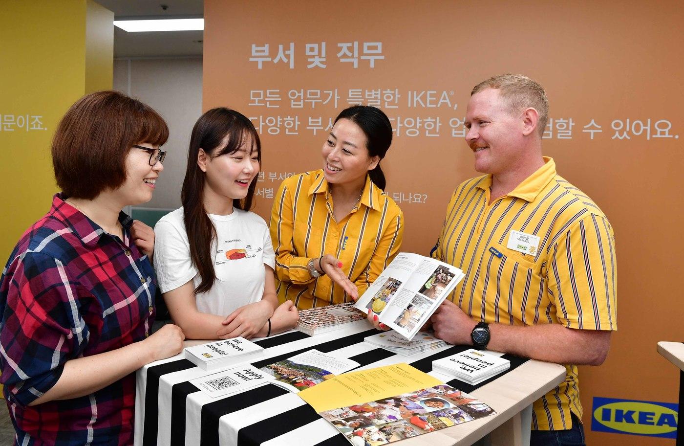 15일 용인시 기흥구청에서 열린 ‘이케아 기흥점 채용설명회’를 찾은 구직자들이 채용에 대한 궁금증을 이케아 직원에게 상담하고 있다.(이케아 코리아 제공)2019.7.15/뉴스1 ⓒ News1 김수경 에디터