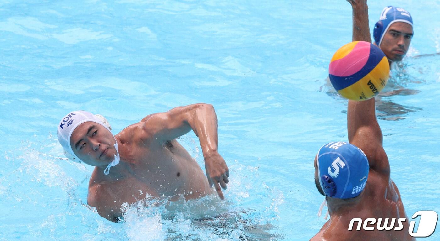본문 이미지 - 김문수가 15일 오전 광주 광산구 남부대학교에서 열린 '2019 광주 세계수영선수권대회' 남자 수구 예선 A조 대한민국-그리스 경기에서 슛을 하고 있다. 이 슛은 대표팀 첫 골로 연결됐다. 2019.7.15 /뉴스1 ⓒ News1 황기선 기자