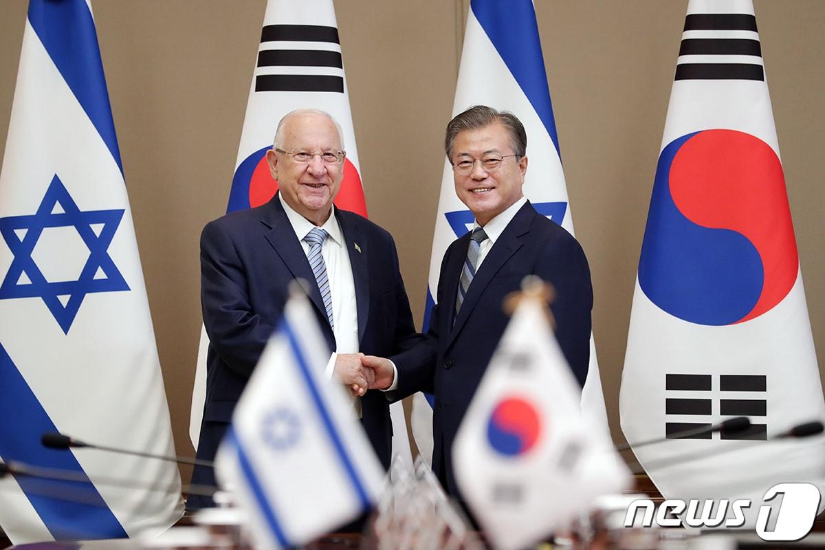 본문 이미지 - 문재인 대통령과 루벤 리블린 이스라엘 대통령이 15일 오전 청와대 본관 집현실에서 정상회담에 앞서 악수하고 있다. (청와대 제공) 2019.7.15/뉴스1
