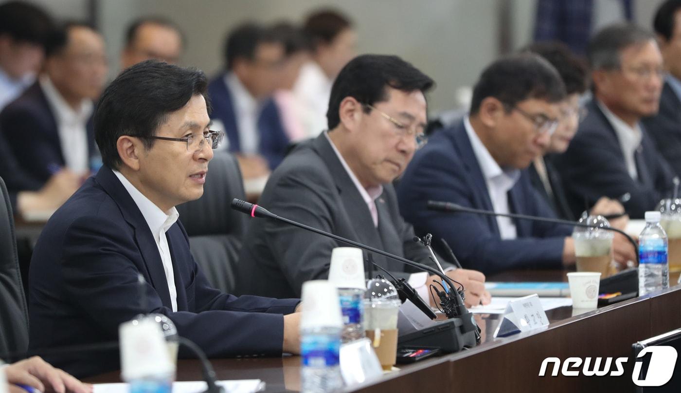 본문 이미지 - 황교안 자유한국당 대표가 15일 서울 여의도 중소기업중앙회관에서 열린 중소기업인 간담회에서 인사말을 하고 있다. 2019.7.15/뉴스1 ⓒ News1 허경 기자