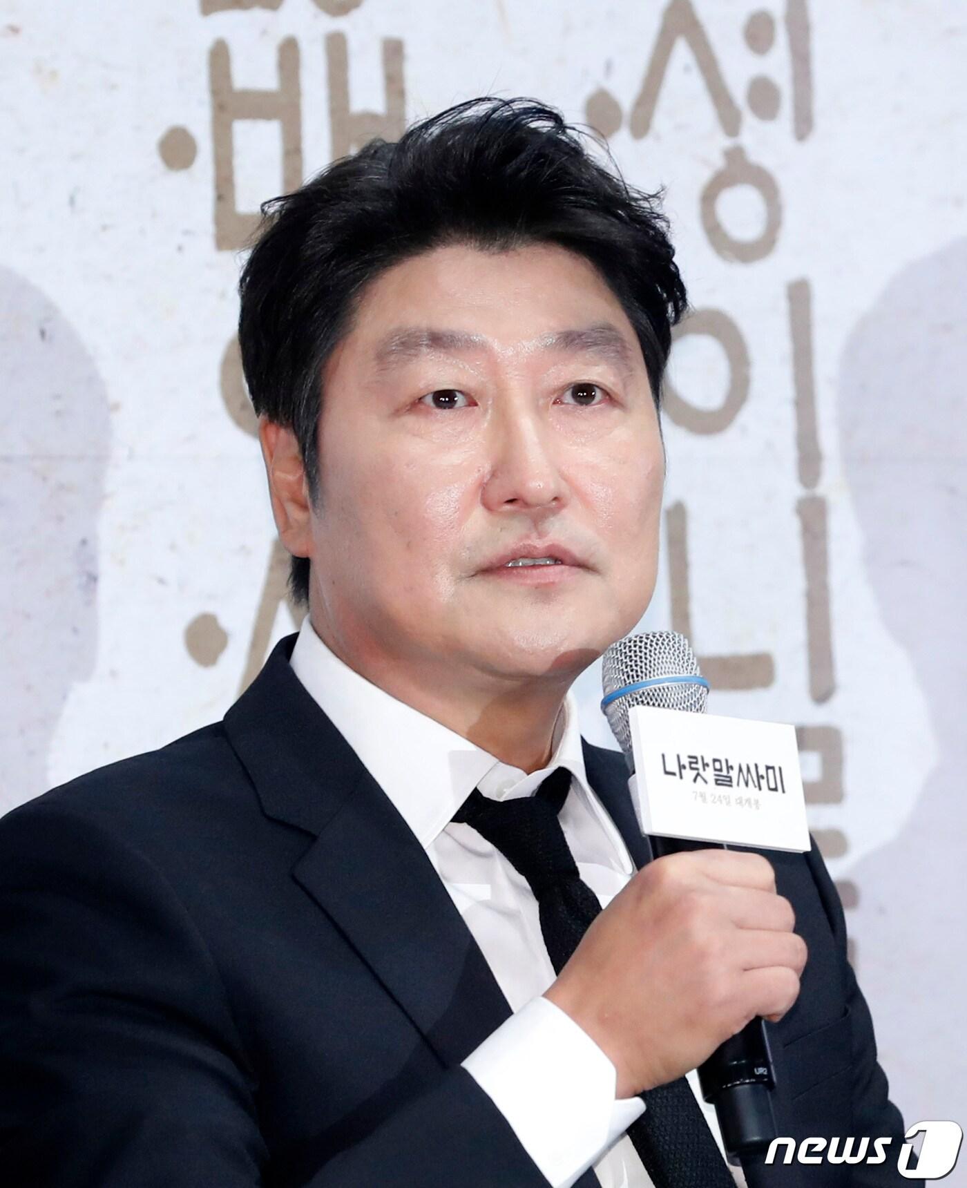 본문 이미지 - 배우 송강호가 15일 서울 강남구 삼성동 메가박스 코엑스에서 열린 영화 ‘나랏말싸미’ 언론시사회에 참석해 인사말을 하고 있다. `나랏말싸미`는 모든 것을 걸고 한글을 만든 세종과 불굴의 신념으로 함께한 사람들, 역사가 담지 못한 한글 창제의 숨겨진 이야기를 그린 작품이다. 2019.7.15/뉴스1 ⓒ News1 권현진 기자