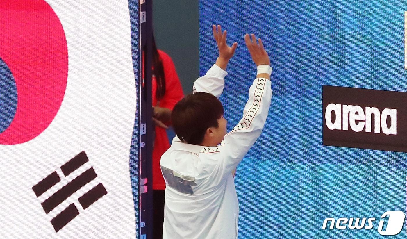 '2019 광주 세계수영선수권대회' 다이빙 남자 1m 스프링보드 결승에  은색테이프가 붙은 트레이닝복을 입고 입장하는 우하람. /뉴스1 ⓒ News1 황기선 기자