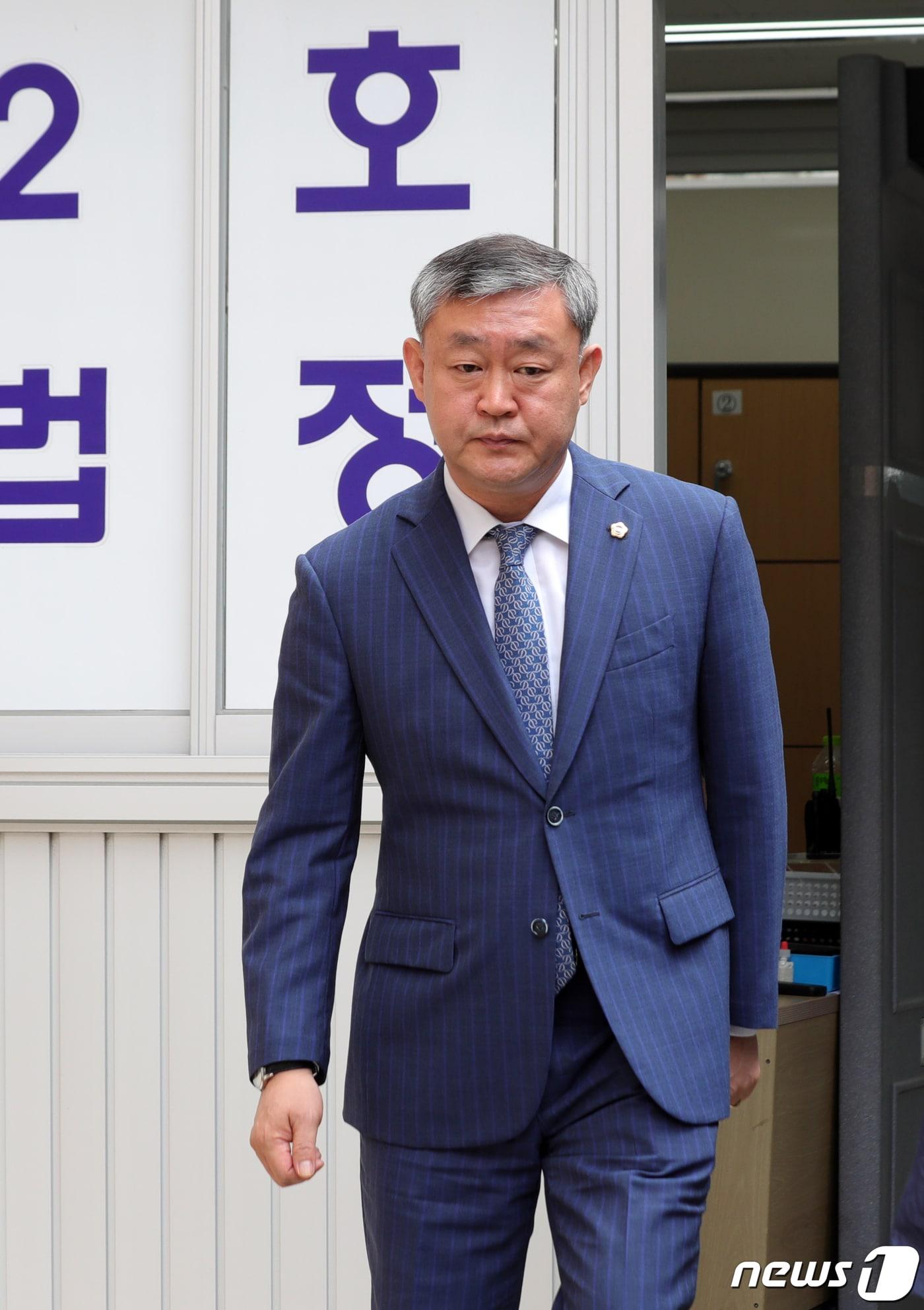 본문 이미지 - 뇌물수수 혐의를 받고 있는 송성환 전북도의장이 지난해 7월16일 오전 전북 전주시 전주지방법원에서 첫 공판을 마친 뒤 나오고 있다.2019.7.16 /뉴스1 ⓒ News1
