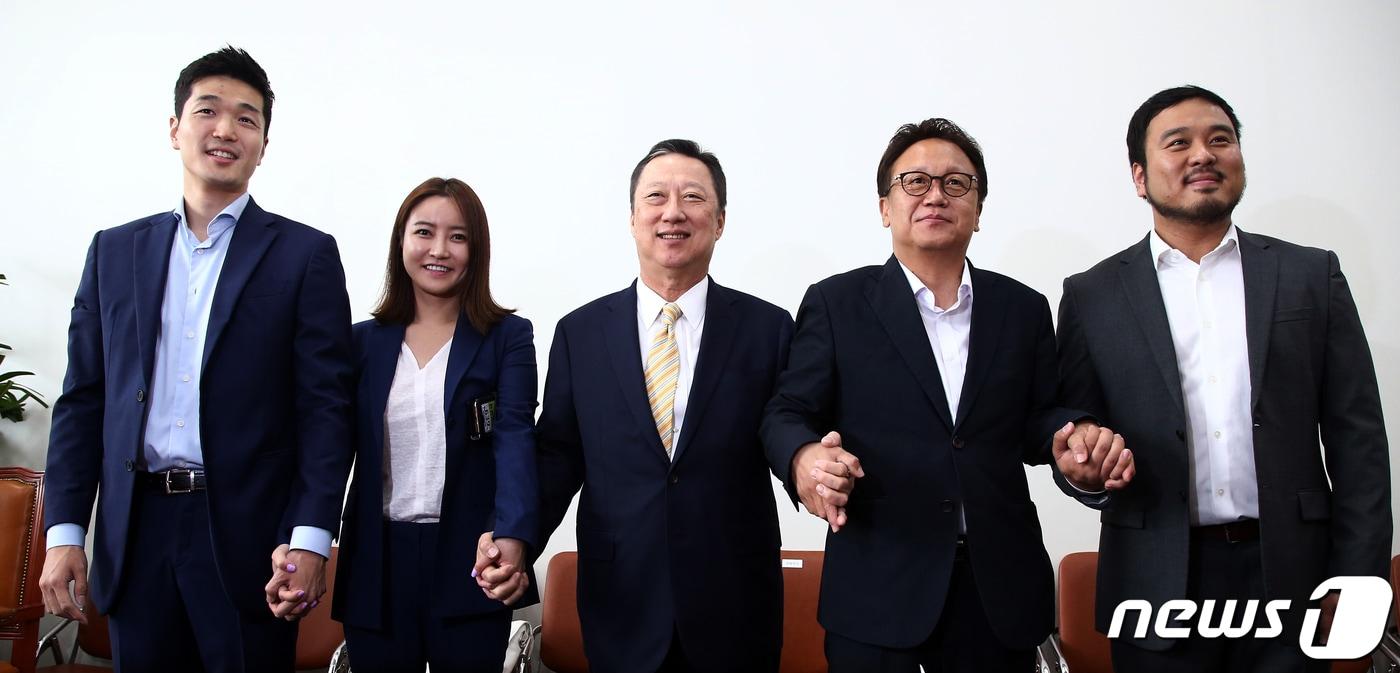 본문 이미지 - 박용만 대한상공회의소 회장이 청년 스타트업 CEO와 함께 국회를 찾아 민병두 정무위원장을 만나고 있다. 박용만 회장은 이자리에서 스타트업 지원 및 규제에 관한 건의사항을 전달했다. 김성준 렌딧 대표, 손보미 콰라소프트 대표, 류준우 보맵 대표 등이 동행했다. 2019.7.16/뉴스1 ⓒ News1 이종덕 기자