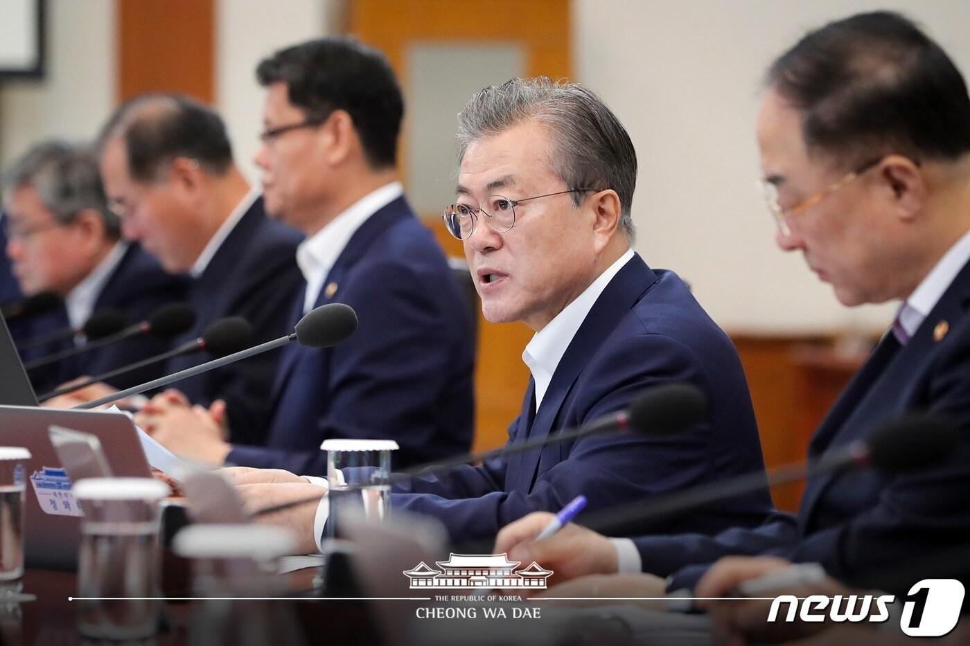 본문 이미지 - 문재인 대통령이 16일 청와대 본관에서 열린 국무회의를 주재하고 있다. (청와대 페이스북) 2019.7.16/뉴스1