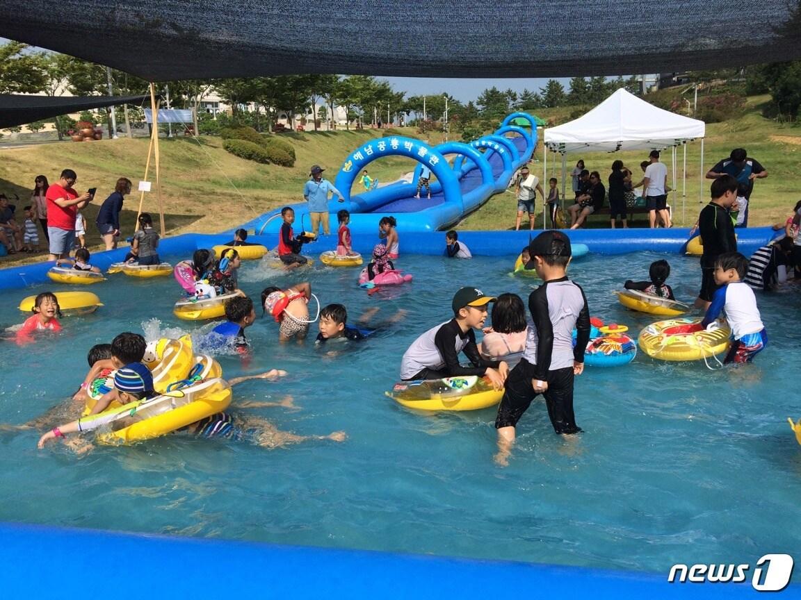 본문 이미지 - 해남 공룡박물관에 설치된 워터 슬라이드ⓒ 뉴스1