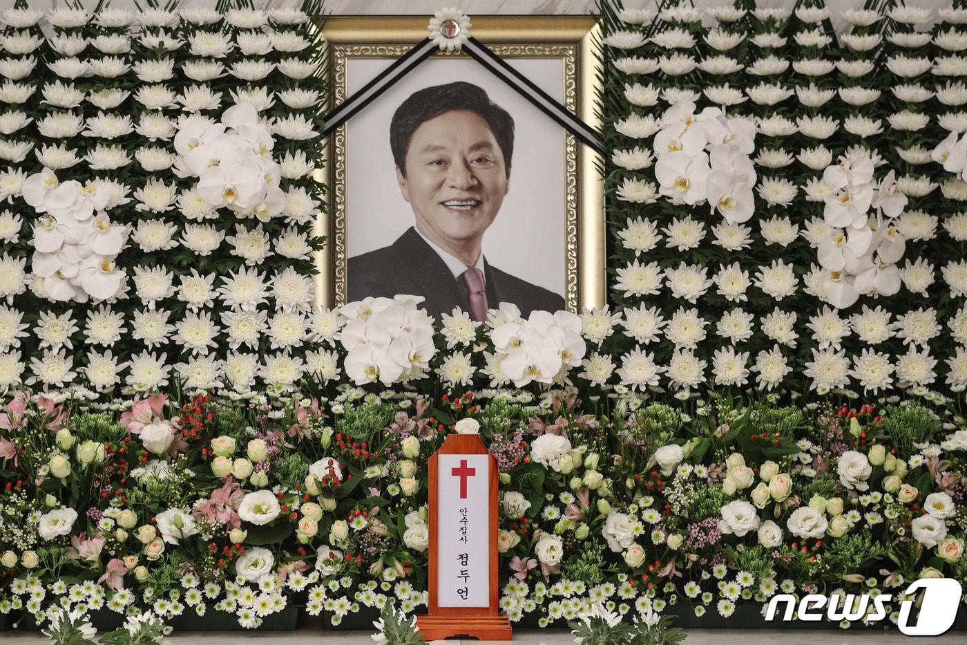 본문 이미지 - 17일 오전 서울 서대문구 세브란스병원 장례식장에 정두언 전 새누리당 의원의 빈소가 마련돼 있다. 2019.7.17/뉴스1 ⓒ News1 성동훈 기자