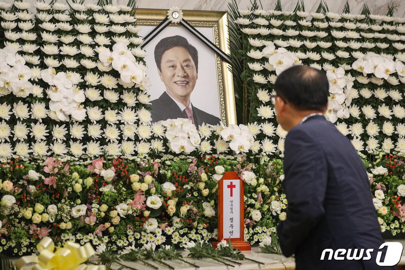 본문 이미지 - 17일 오전 서울 서대문구 세브란스병원 장례식장에 마련된 고 정두언 전 새누리당 의원의 빈소에서 조문객들이 조문하고 있다. 2019.7.17/뉴스1 ⓒ News1 성동훈 기자