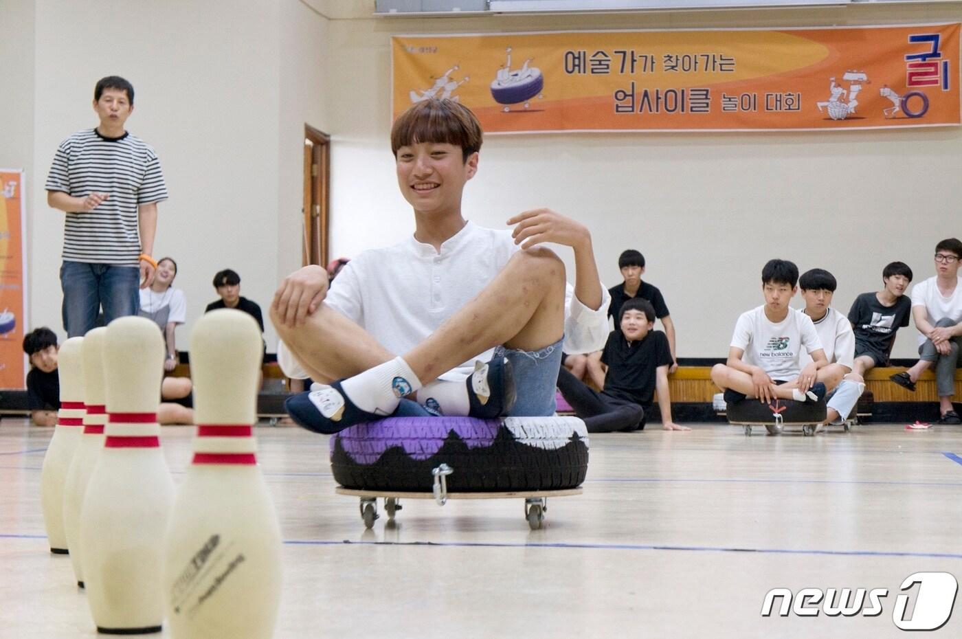 광주 광산구에서 열린 '예술가가 찾아가는 업사이클 놀이대회'에서 한 참가자가 '굴링 볼링'을 하고 있다.(광산구 제공)2019.7.17 /뉴스1 ⓒ News1