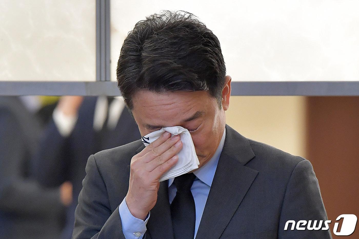 남경필 전 경기지사가 2019년 7월 17일 서울 신촌세브란스병원에 차려진 고 정두언 전 의원의 빈소를 찾아 조문하고 있는 모습. (사진은 기사 내용과 무관함) ⓒ News1 DB