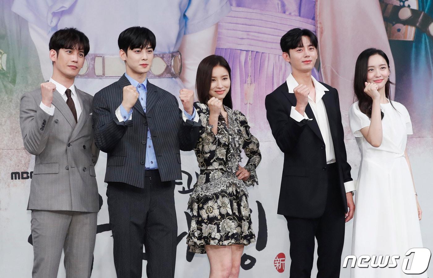 배우 박기웅(왼쪽부터), 차은우, 신세경, 이지훈, 박지현이 17일 오후 서울 마포구 상암동 MBC 골든마우스홀에서 열린 MBC 새 수목 미니시리즈 '신입사관 구해령' 제작발표회에 참석해 포즈를 취하고 있다. '신입사관 구해령'은 조선의 첫 문제적 여사(女史) 구해령(신세경 분)과 반전 모태솔로 왕자 이림(차은우 분)의 '필' 충만 로맨스를 그린 작품이다. 2019.7.17/뉴스1 ⓒ News1 권현진 기자