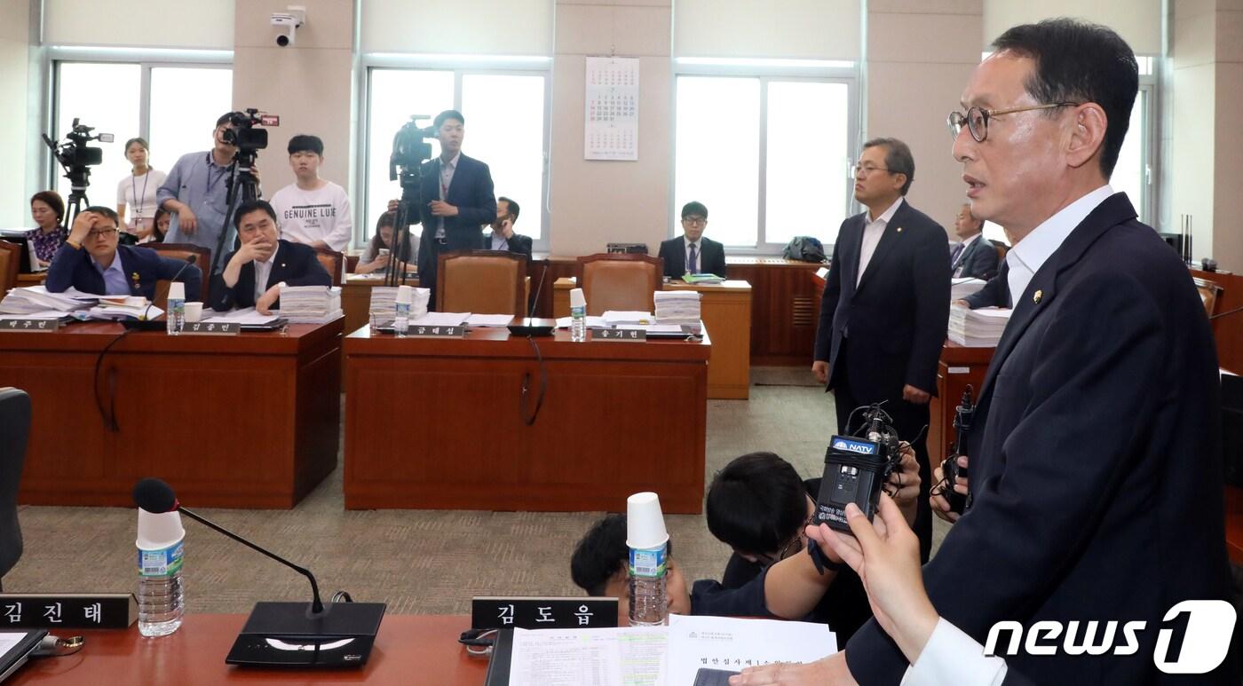 본문 이미지 - 김도읍 국회 법사위 자유한국당 간사가 17일 서울 여의도 국회에서 법사위 전체회의 불참 입장을 밝히고 있다. 2019.7.17/뉴스1 ⓒ News1 김명섭 기자