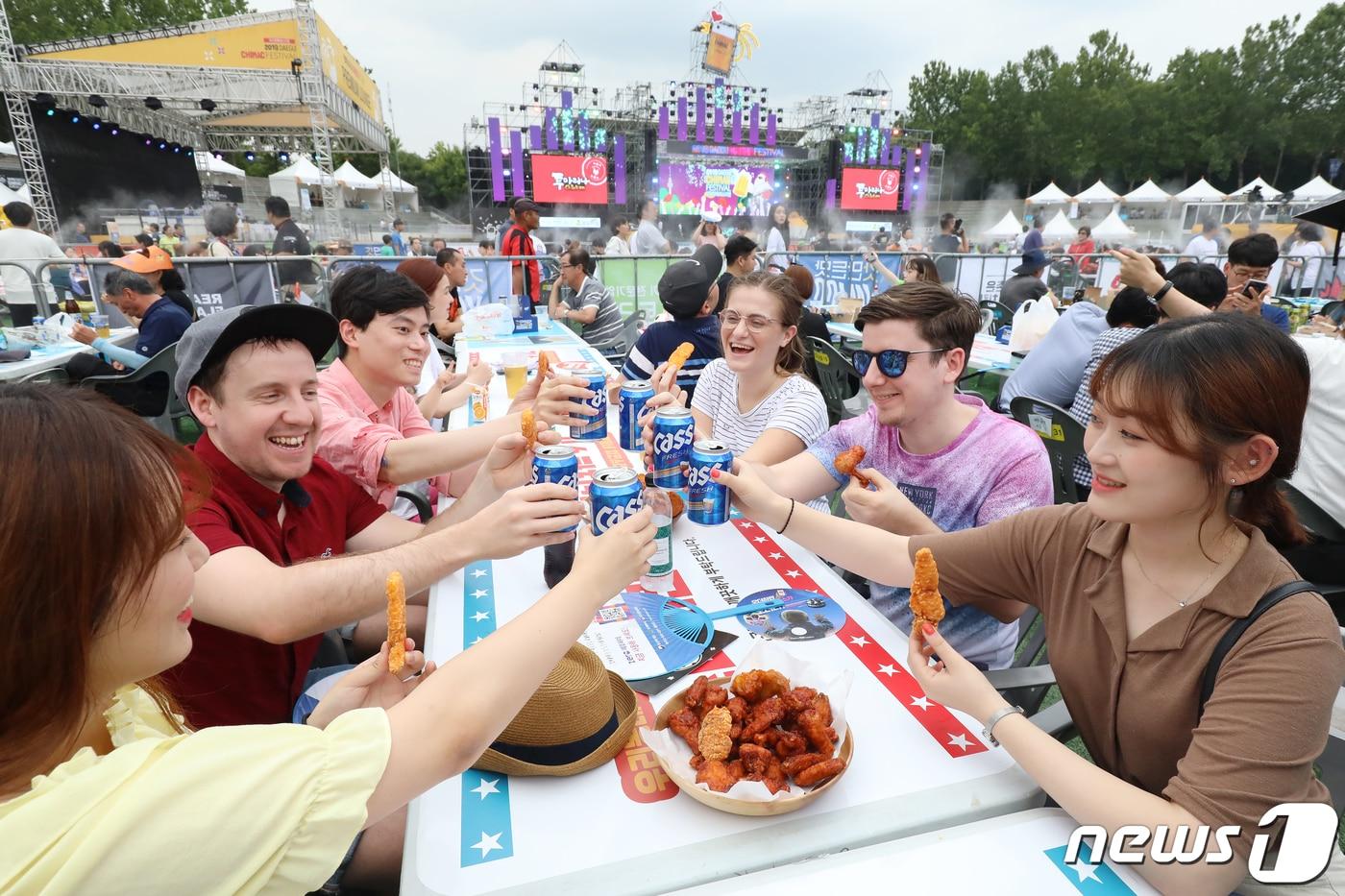 본문 이미지 - 대구 대표 여름축제 '2019 대구 치맥 페스티벌'이 열리는 대구 달서구 두류야구장을 찾은 외국인과 시민들이 치맥과 함께 즐거운 시간을 보내고 있다.  2019.7.17 ⓒ 뉴스1 공정식 기자
