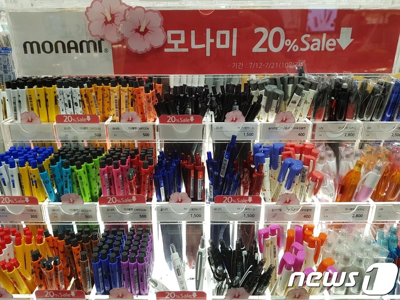 본문 이미지 - 지난 16일 교보문고 핫트랙스 합정점 문구류 판매대에 무궁화가 활짝 폈다 2019.7.16/뉴스1 ⓒ News1 조현기 기자