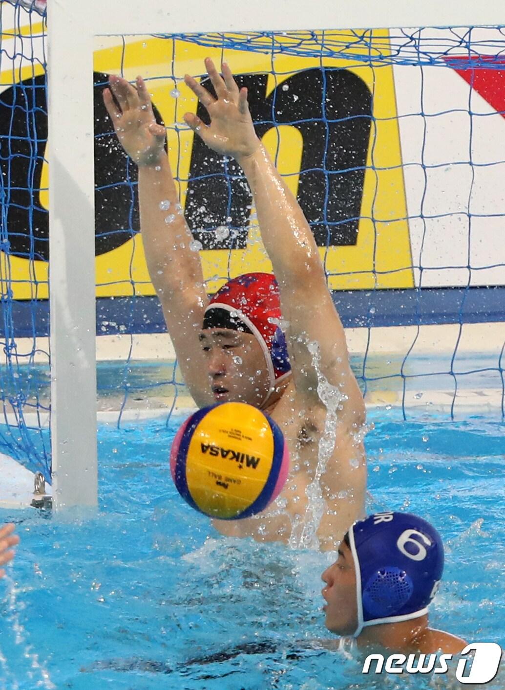 본문 이미지 - 대한민국 정병영이 17일 오후 광주 광산구 남부대학교에서 열린 '2019 광주 세계수영선수권대회' 남자 수구 예선 A조 대한민국-세르비아 경기에서 상대팀 슛을 막아내고 있다. 2019.7.17/뉴스1 ⓒ News1 황희규 기자
