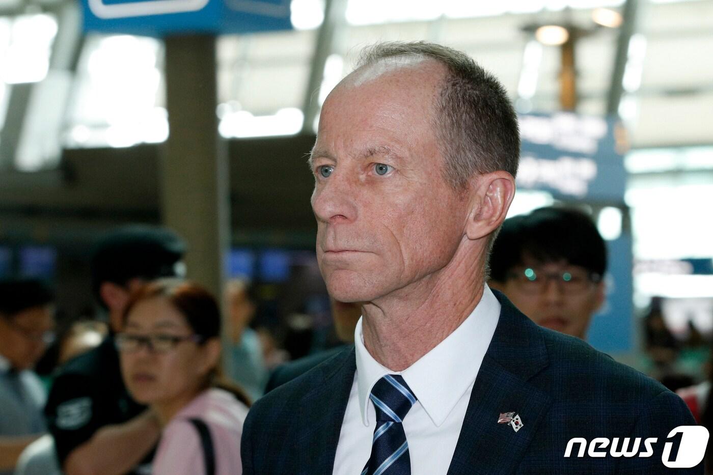 데이비드 스틸웰 미국 국무부 신임 동아시아·태평양 차관보가 2박3일 방한 일정을 마친 후 18일 오전 인천국제공항 1터미널을 통해 출국하고 있다. 2019.7.18/뉴스1 ⓒ News1 안은나 기자