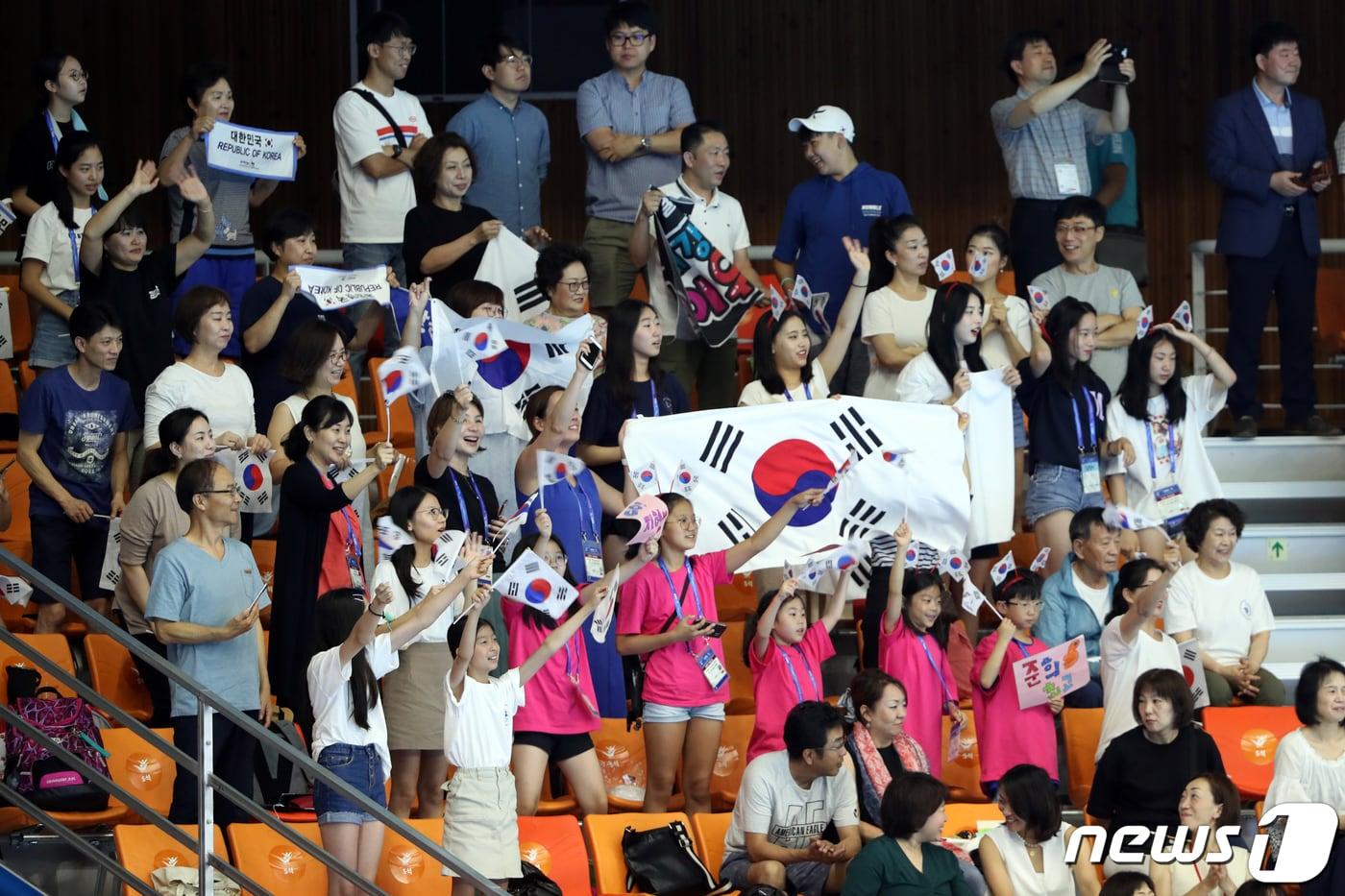 18일 광주 서구 염주종합체육관에서 열린 '2019 광주 세계수영선수권대회' 프리 콤비네이션 아티스틱 수영 프리 콤비네이션 예선에서 관중들이 대한민국 대표팀 선수들을 응원하고 있다. 2019.7.18 /뉴스1 ⓒ News1 황희규 기자