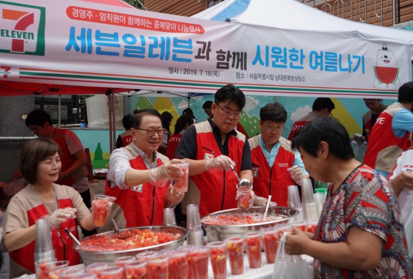 본문 이미지 - 폭염주의보가 내려진 18일 오전 정승인 세븐일레븐 대표(가운데)가 남대문 쪽방촌 어르신 가정을 방문해 도시락, 수박화채 등 지원물품을 전달하고 안부를 묻고 있다 ⓒ 뉴스1(세븐일레븐 제공)