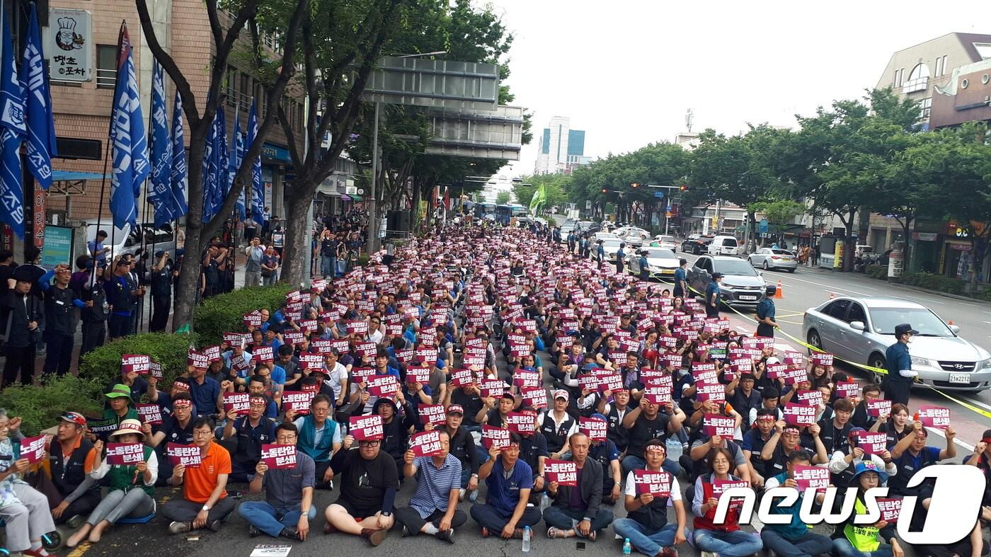 본문 이미지 - 민주노총 대구지역본부는 18일 영남대의료원 정문 앞에서 '대구지역 총파업 대회'를 열고 해고자 원직 복직과 노동기본권 보장 등을 문재인 정부에 촉구했다. 2019.7.18 /뉴스1ⓒNews1 남승렬 기자