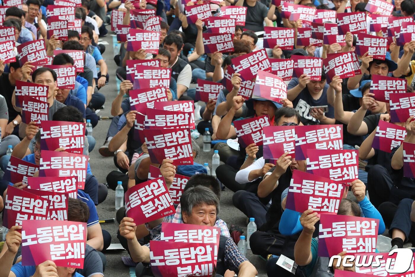 본문 이미지 - 18일 오후 대구 남구 대명동 영남대의료원 정문 앞 도로에서 열린 '대구지역 총파업 대회'에 참가한 민주노총 대구지역본부 노조원들이 '노동탄압 분쇄' 구호를 외치고 있다. 2019.7.18 /뉴스1 ⓒ News1 공정식 기자