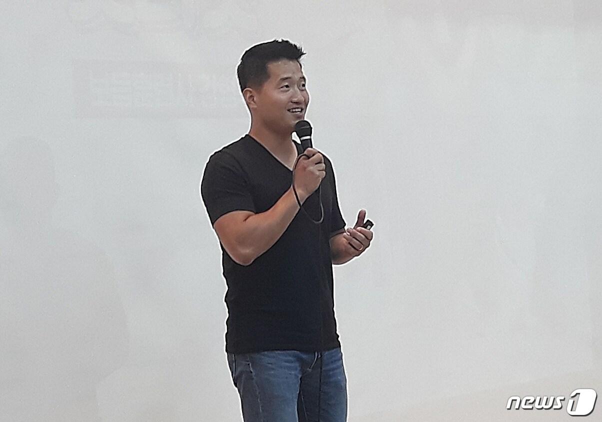 본문 이미지 - 강형욱 훈련사가 18일 안산시농업기술센터에서 진행된 '반려동물 문화교실'에서 강연을 하고 있다. ⓒ 뉴스1 최서윤 기자