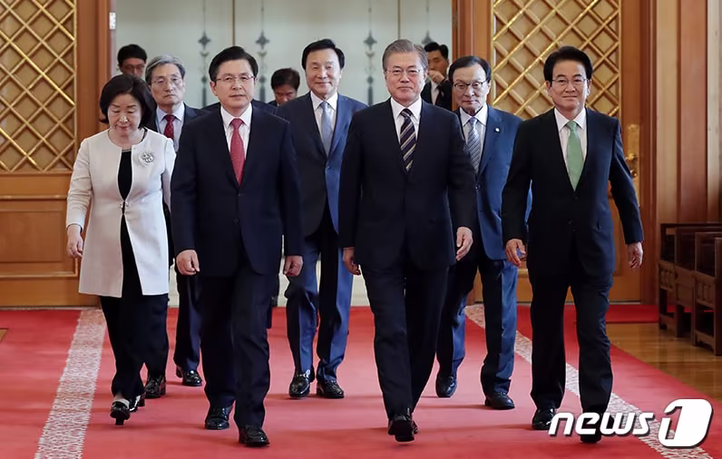 본문 이미지 - 문재인 대통령이 18일 청와대 본관에서 열린 '정당 대표 초청 대화'에 앞서 여야5당 대표와 나란히 걷고 있다. (청와대 제공) 2019.7.18/뉴스1