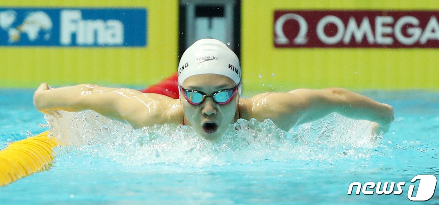 본문 이미지 - 대한민국 김서영이 19일 오전 광주 광산구 남부대학교에서 '2019광주세계수영선수권대회' 경영 종목을 대비해 훈련을 하고 있다. 경영 종목은 오는 21일부터 시작된다. 2019.7.19/뉴스1 ⓒ News1 황희규 기자