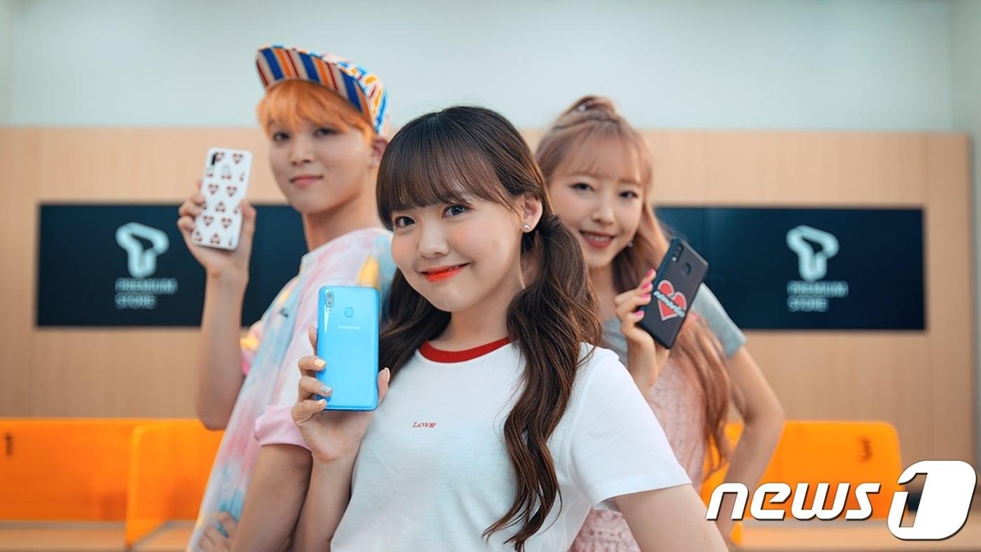 SK텔레콤이 젊은층을 타깃으로 하는 삼성 '갤럭시 A40'를 19일부터 단독 판매한다. (SK텔레콤 제공) ⓒ 뉴스1