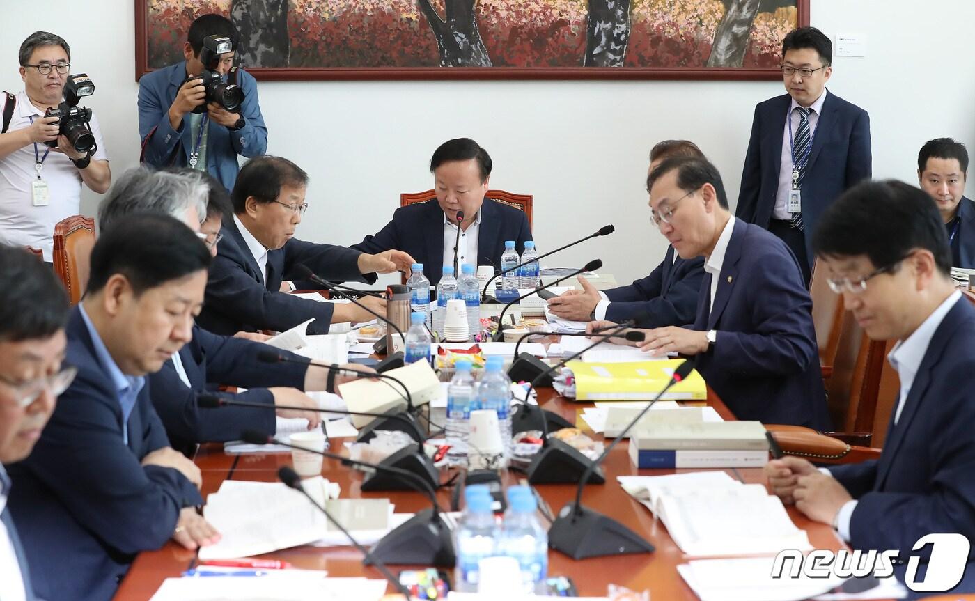 본문 이미지 - 김재원 국회 예산결산특별위원장이 19일 오전 서울 여의도 국회에서 열린 2019년도 추가경정예산안등조정소위원회의를 주재하고 있다. 2019.7.19/뉴스1 ⓒ News1 임세영 기자