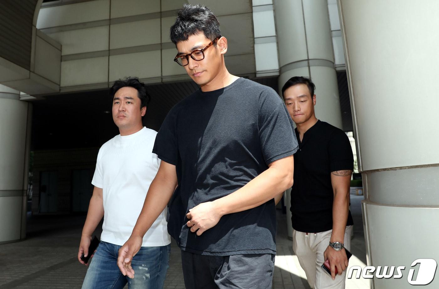 필로폰 등 마약투약 혐의로 집행유예를 선고받은 배우 정석원(34)이 19일 오전 서울 서초동 서울고등법원에서 열린 마약류관리에관한법률위반(마약) 등 항소심 첫 공판을 마친 뒤 법원을 나서고 있다. 2019.7.19/뉴스1 ⓒ News1 박정호 기자