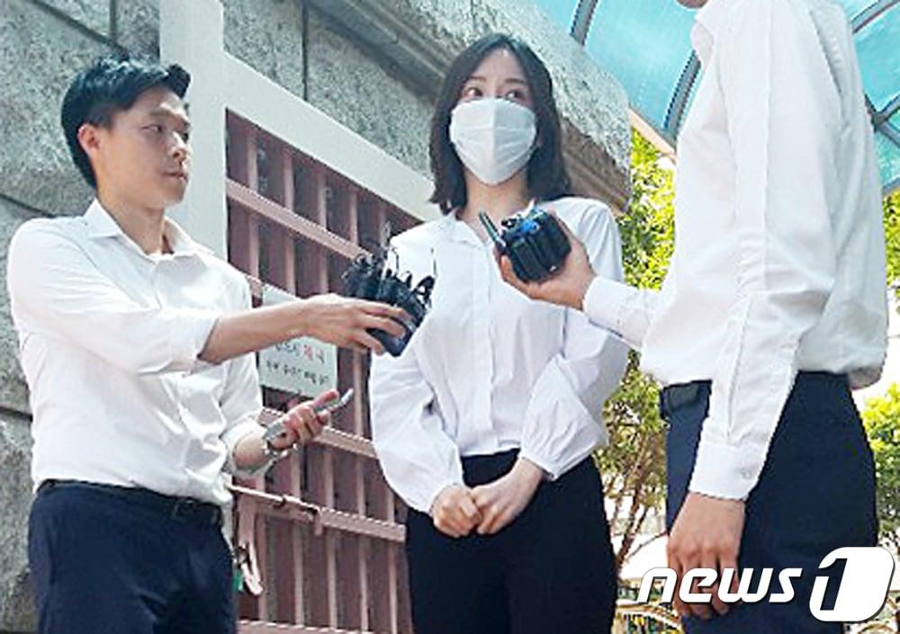 본문 이미지 - 필로폰 투약 혐의로 구속기소된 황하나씨가 19일 오전 경기도 수원시 수원구치소에서 석방되고 있다. 수원지지방법원은 마약류 관리에 관한 법률 위반 혐의로 기소된 황씨에게 징역 1년에 집행유예 2년을 선고했다. 또 추징금 220만560원과 마약에 관한 보호관찰 및 40시간의 약물치료 프로그램 이수도 명령했다. 2019.7.19/뉴스1 ⓒ News1 유재규 기자