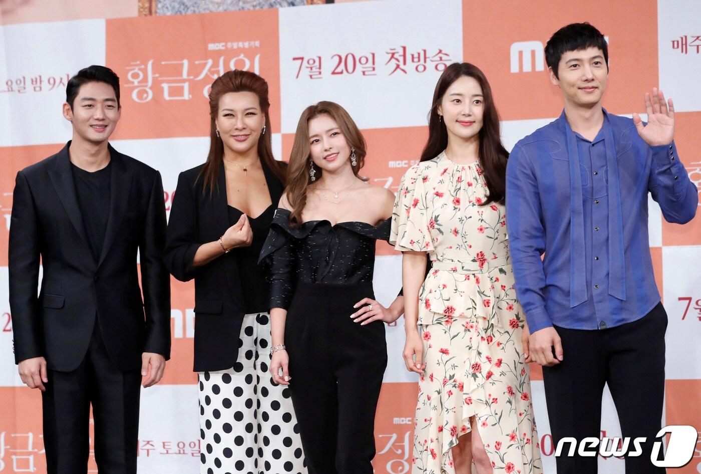 본문 이미지 - 배우 이태성(왼쪽부터), 정영주, 오지은, 한지혜, 이상우가 19일 오후 서울 상암 MBC에서 열린 새 주말특별기획 ‘황금정원’(극본 박현주/연출 이대영) 제작발표회에 참석해 포즈를 취하고 있다. ‘황금정원’은 인생을 뿌리째 도둑맞은 여자 은동주(한지혜 분)가 자신의 진짜 삶을 찾아내기 위한 과정을 담은 미스터리 휴먼 멜로드라마다. 2019.7.19/뉴스1 ⓒ News1 권현진 기자