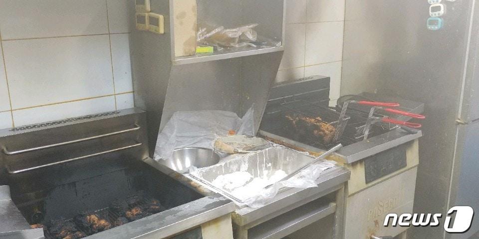 본문 이미지 - 19일 오전 10시29분쯤 부산 동구 초량동의 한 프랜차이즈 햄버거 가게에서 불이 나 약 5분만에 진화됐다. 가게 주방 내부가 불에 그을린 모습.(부산지방경찰청 제공) /ⓒ 뉴스1