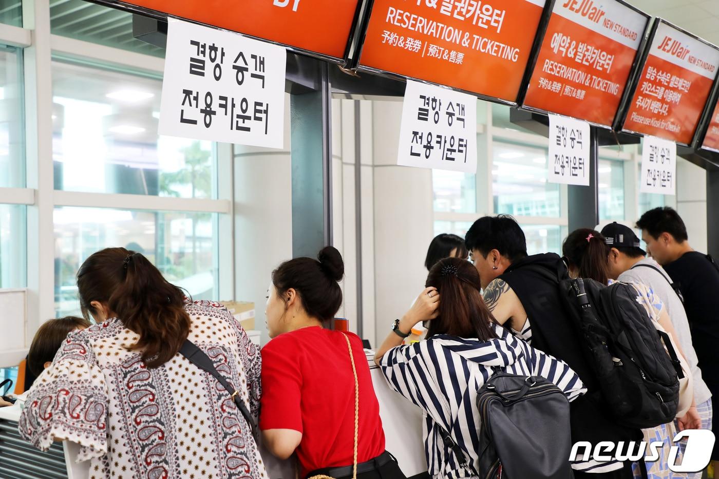 본문 이미지 - 남해안의 장마전선과 북상하고 있는 제5회 태풍 '다나스(DANAS)'의 영향으로 강한 비바람이 몰아치고 있는 지난 7월19일 오후 제주국제공항에서 항공기 결항·지연이 속출하고 있다.2019.7.19/뉴스1 ⓒ News1 오미란 기자