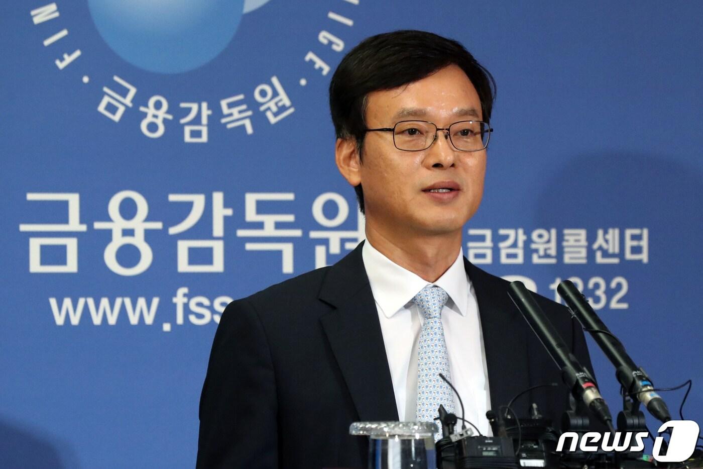 본문 이미지 - 강한구 금융감독원 보험감리국장이 2일 오전 서울 영등포구 여의도 금융감독원에서 치매보험 보험약관 개선 관련 브리핑을 하고 있다. 2019.7.2/뉴스1 ⓒ News1 민경석 기자