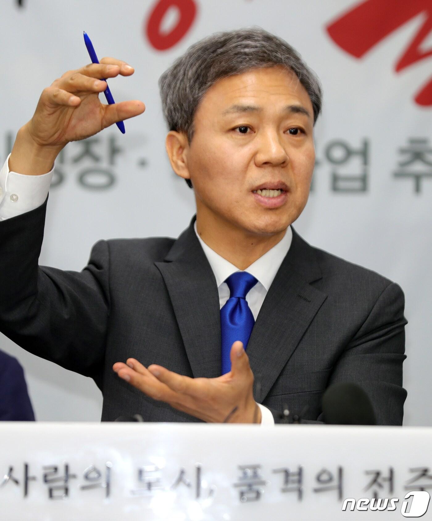 본문 이미지 - 김승수 전주시장이 2일 오전 전북 전주시 전주시청에서 열린 민선 7기 1주년 기자회견에서 지금까지의 성과와 중점추진과제에 대해 브리핑하고 있다.2019.7.2 /뉴스1 ⓒ News1 문요한 기자